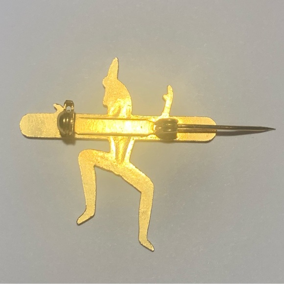 Gold Girl Guides Brownies Sprite Pin Badge 80s Vintage Metal Uniform Pin - Picture 3 of 7